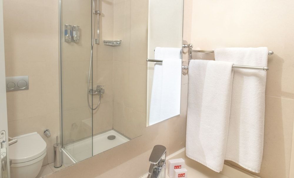 Elm Suite Hotel Deluxe Room 4