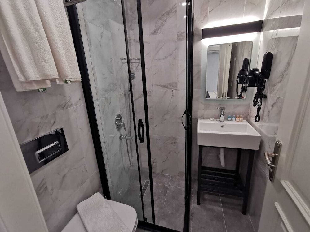 LUXX GARDEN HOTEL Economy Double Room 4