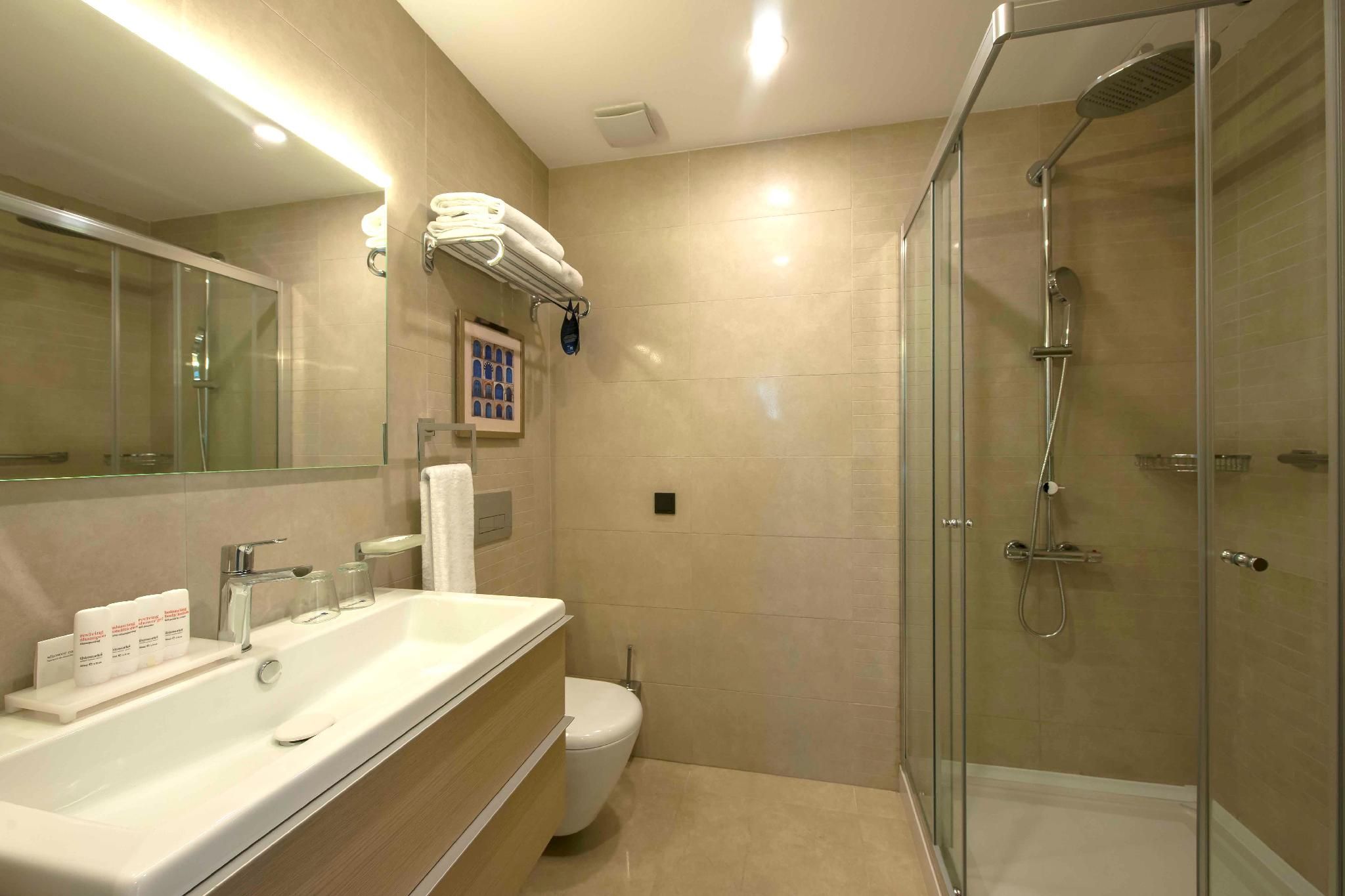 2-Bedroom Apartment with Balcony