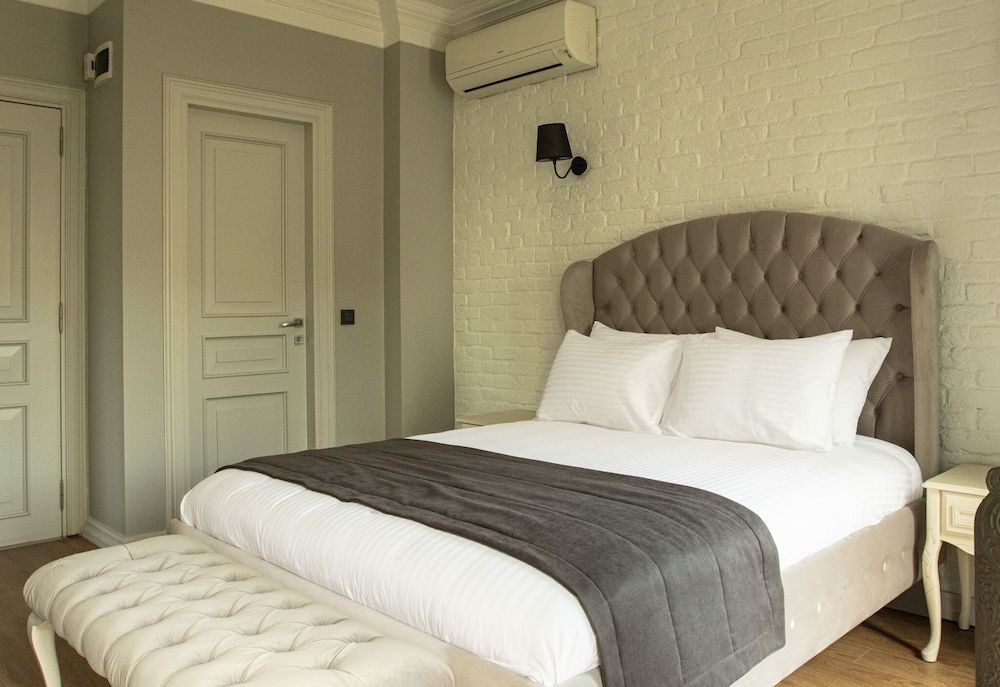 undefined Louis Rooms 4