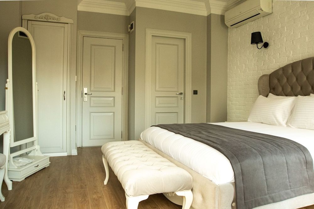 undefined Louis Rooms 2