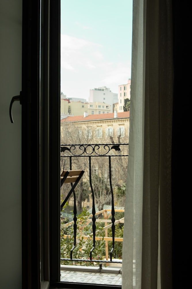 Louis Rooms Queen Room with Garden View 2