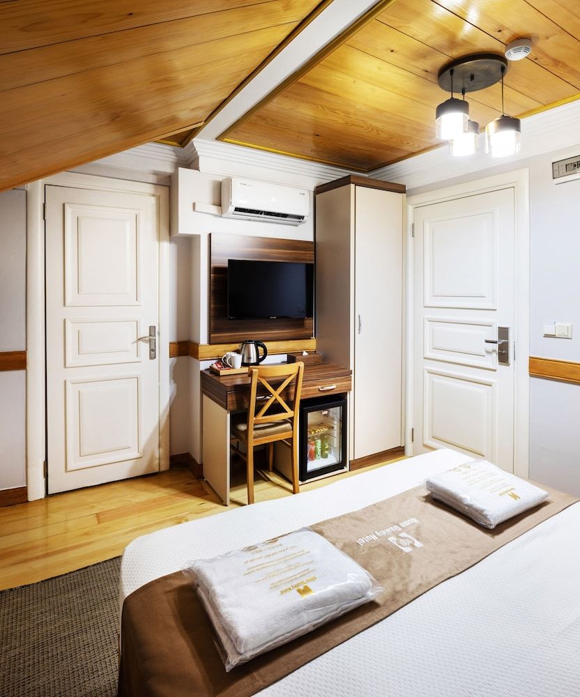 HOME QUALITY Economy Double or Twin Room (basement floor)