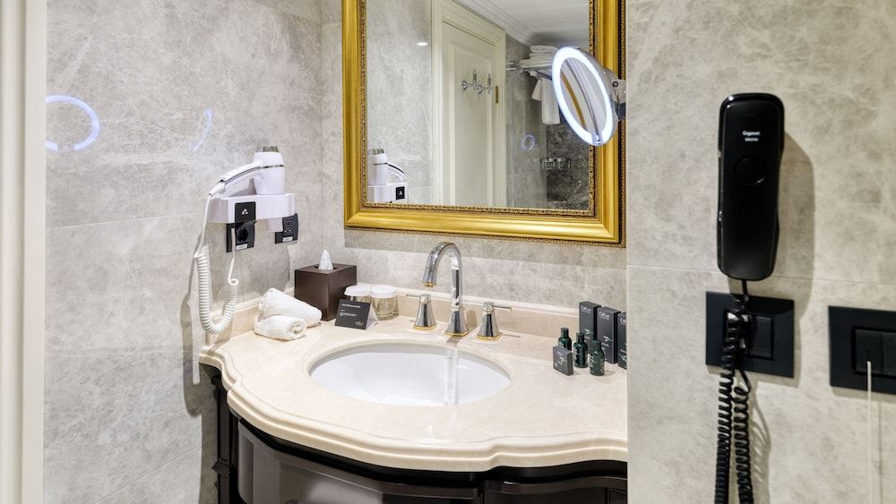 Dekalb Hotel Eco Double Room without Window 4