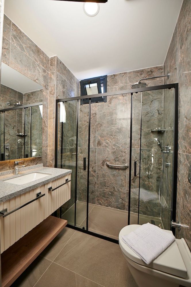 Livinton Hotel Deluxe King Room 6