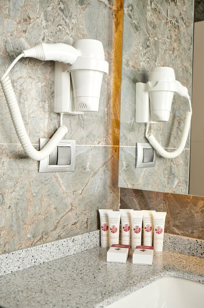 Livinton Hotel Deluxe King Room 5