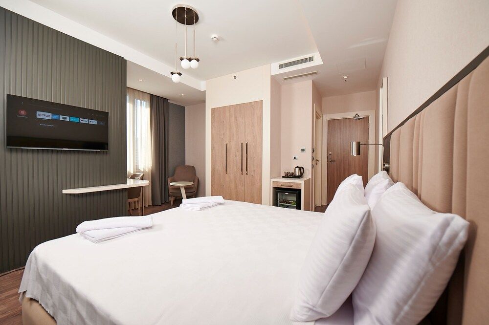 Livinton Hotel Deluxe King Room 4