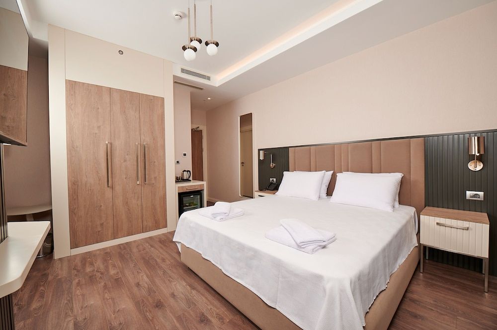 Livinton Hotel Deluxe King Room 2