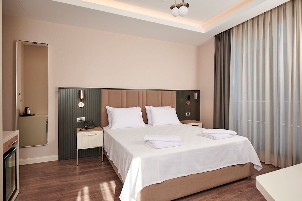 Livinton Hotel Deluxe King Room 3