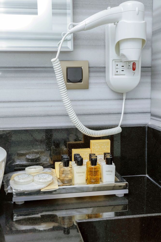 Manors Hotel Deluxe Triple Room 8