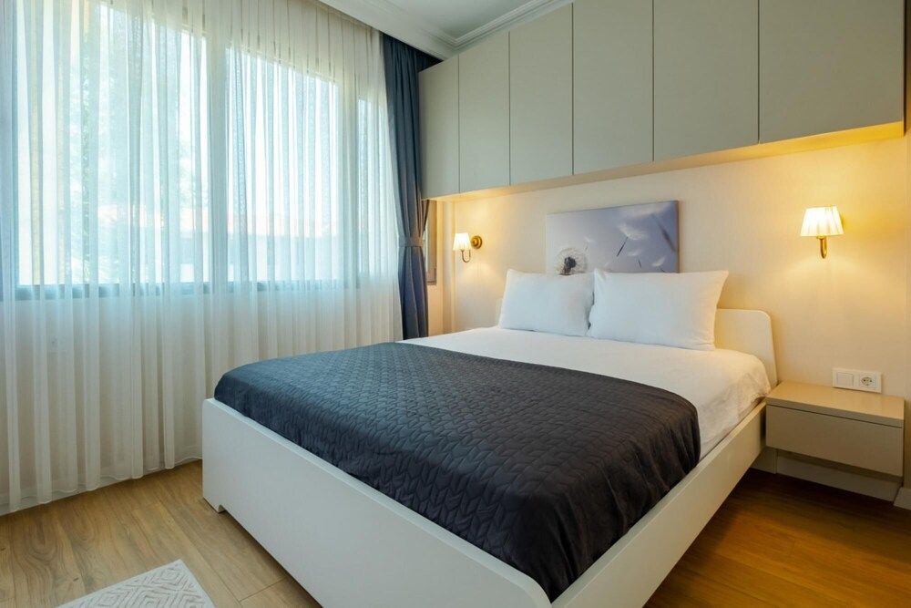 undefined Spectacular Flat Near Bull Statue in Kadikoy 9