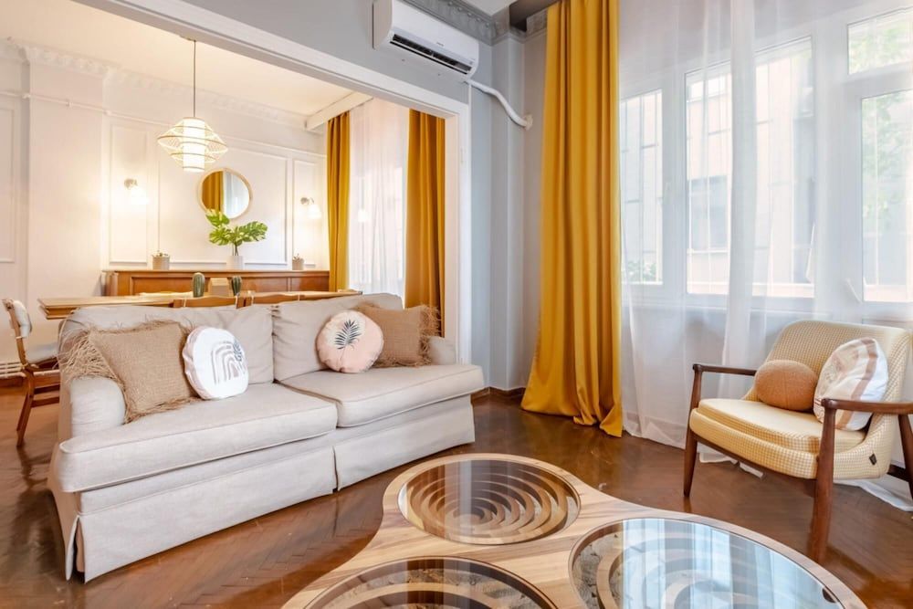 undefined Apartment With Balcony Close to Taksim in Cihangir