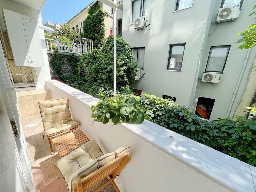 undefined Apartment With Balcony Close to Taksim in Cihangir 4
