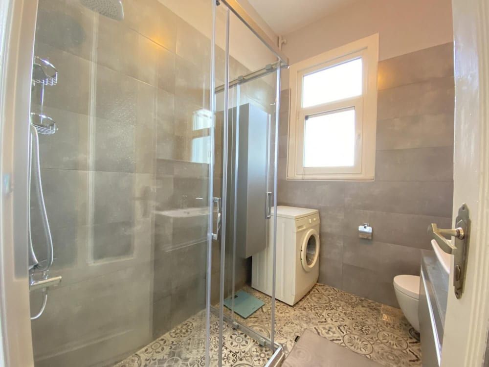 Flat With Balcony and Bosphorus View in Beyoglu Apartment 17