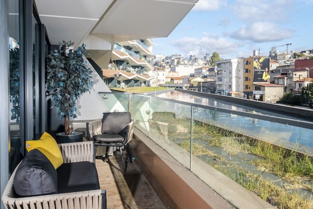 undefined Studio Flat With Balcony Close To Flower Passage