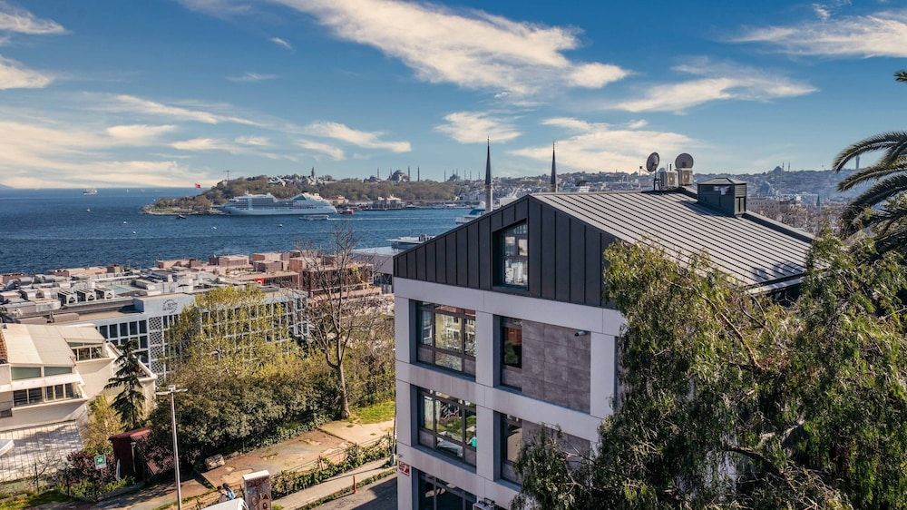 undefined Monnas Bosphorus 4