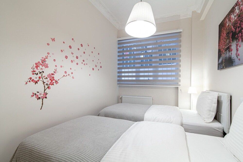 undefined Central and Modern Flat Near Flower Passage 3