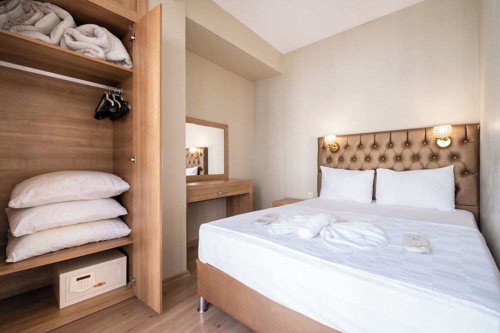 undefined Lavin Hotel & Suites 2