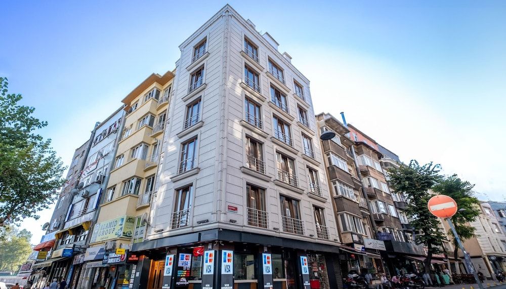 undefined Lavin Hotel & Suites