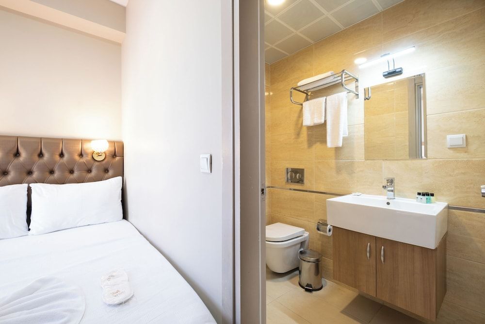 Lavin Hotel & Suites Junior Room 6