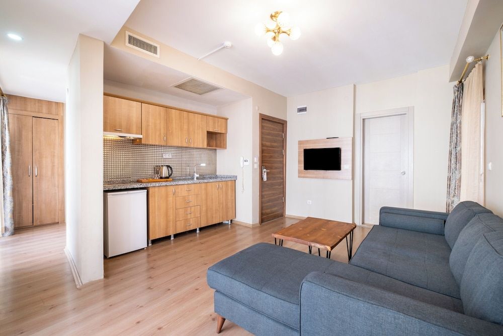 undefined Lavin Hotel & Suites