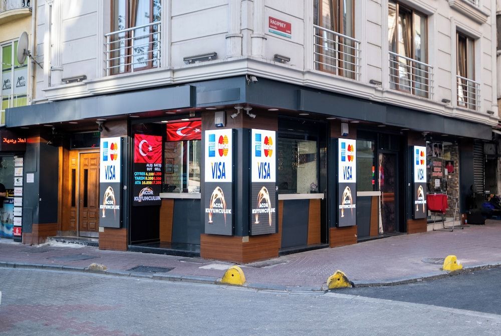 undefined Lavin Hotel & Suites 8