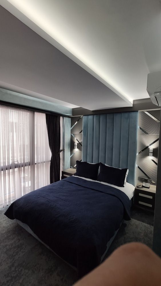 undefined Forever 21 Hotel 9