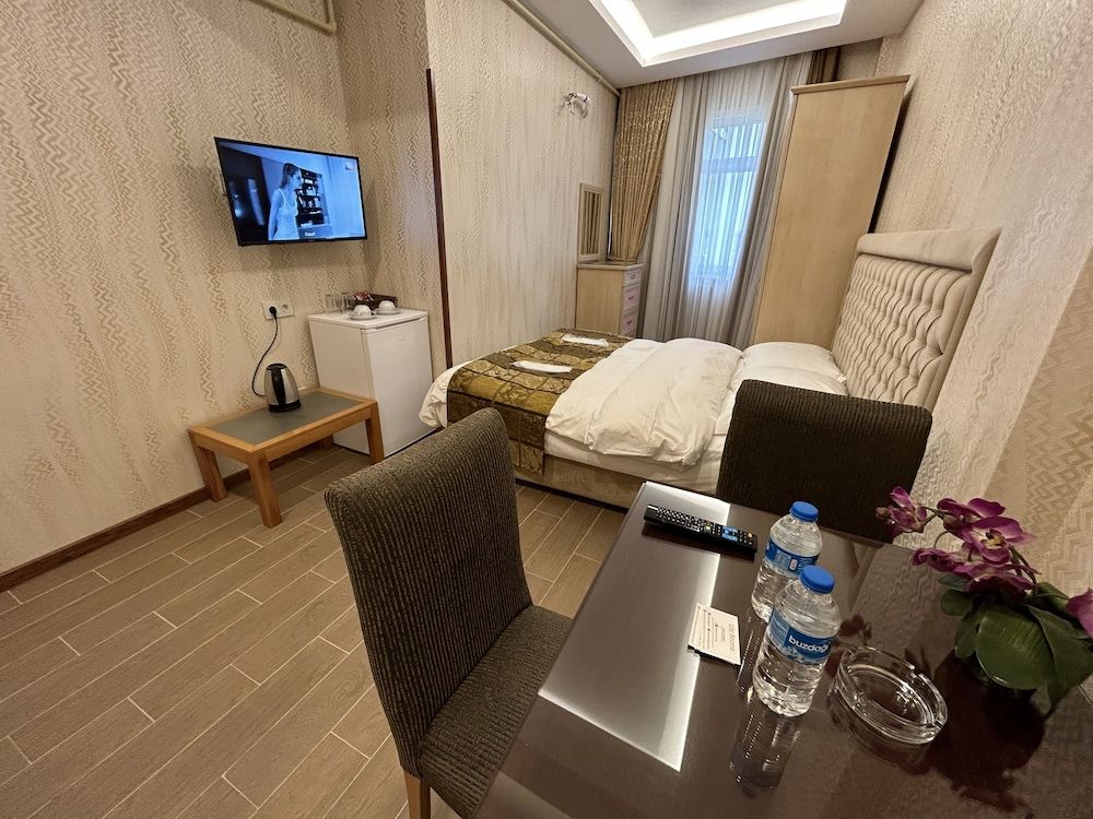 undefined Lily Rooms