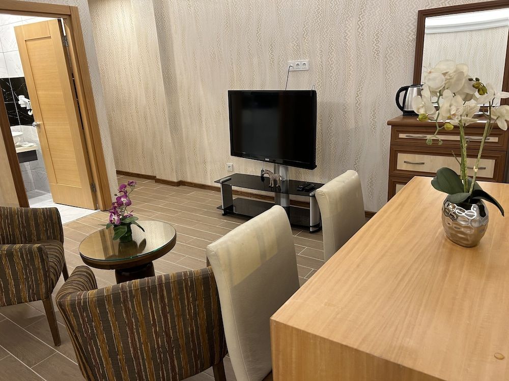 undefined Lily Rooms 9