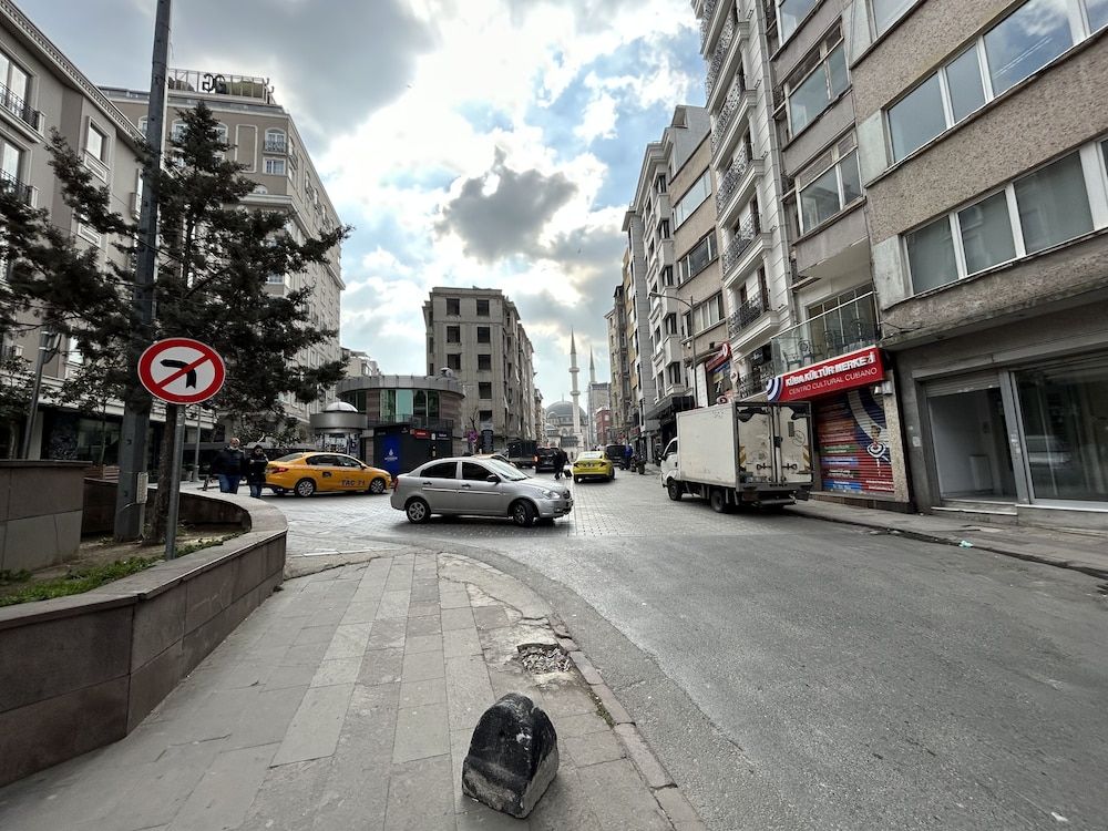 undefined Lily Rooms 7