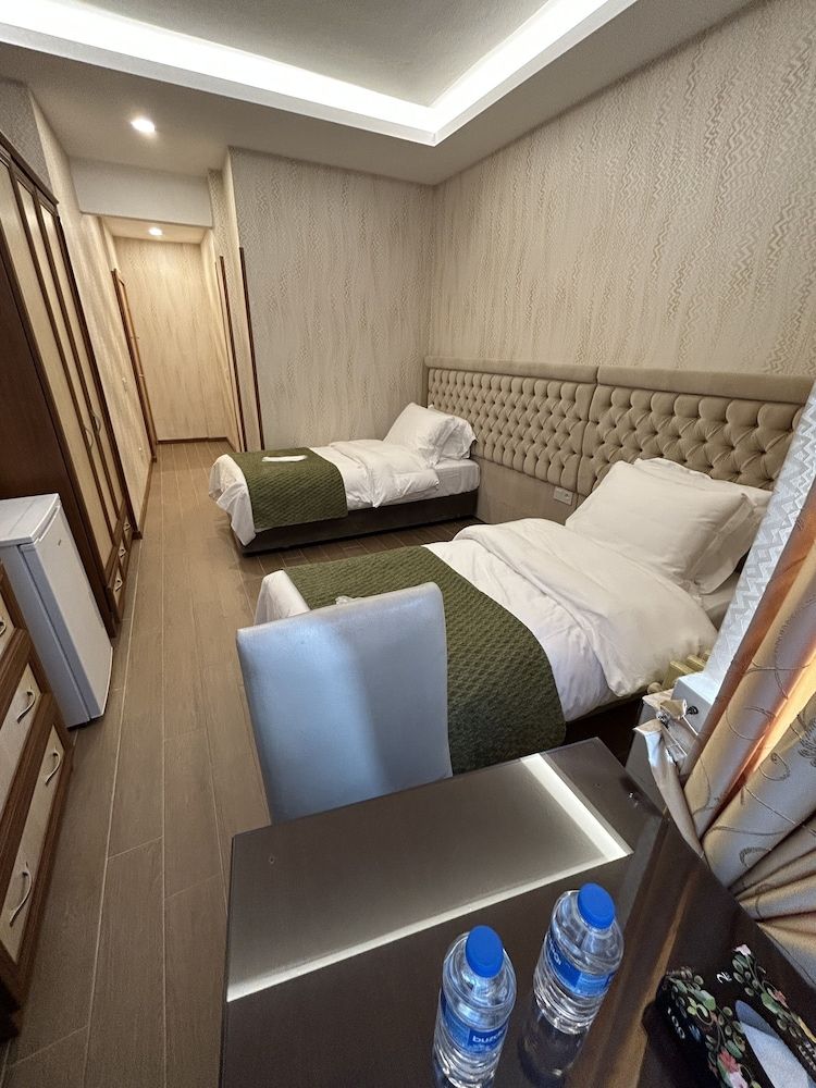 undefined Lily Rooms 3