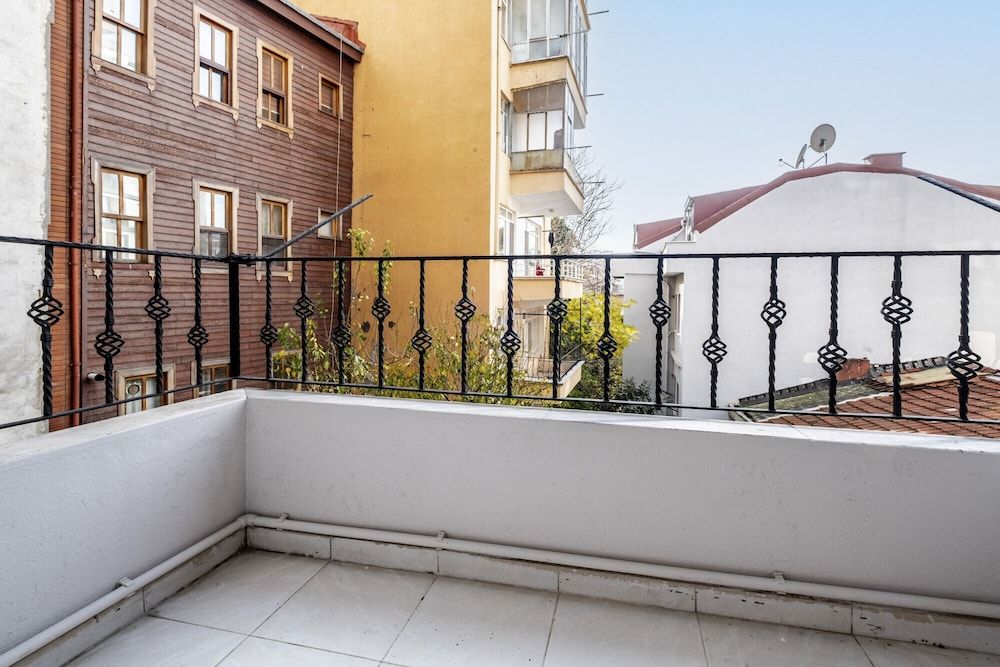 undefined Colorful and Central Flat With Balcony in Besiktas 10
