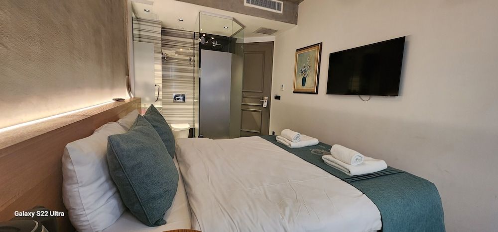 Aleksandr Pera Hotel Economy Double Room 2