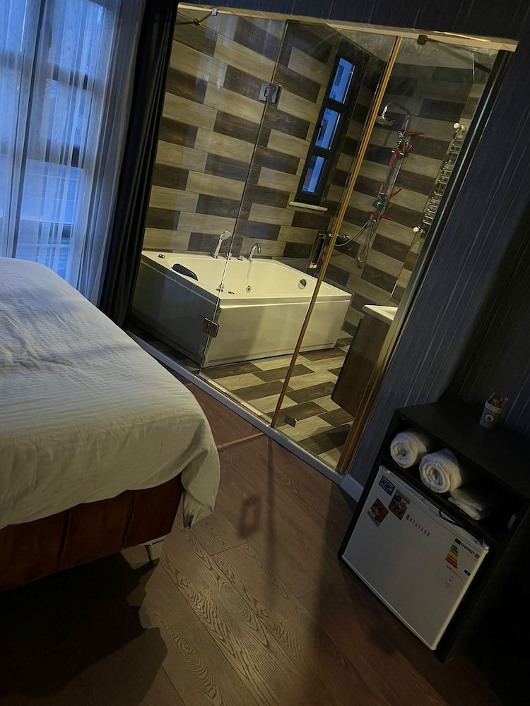 Luxury Studio Suite, 1 King Bed, Non Smoking