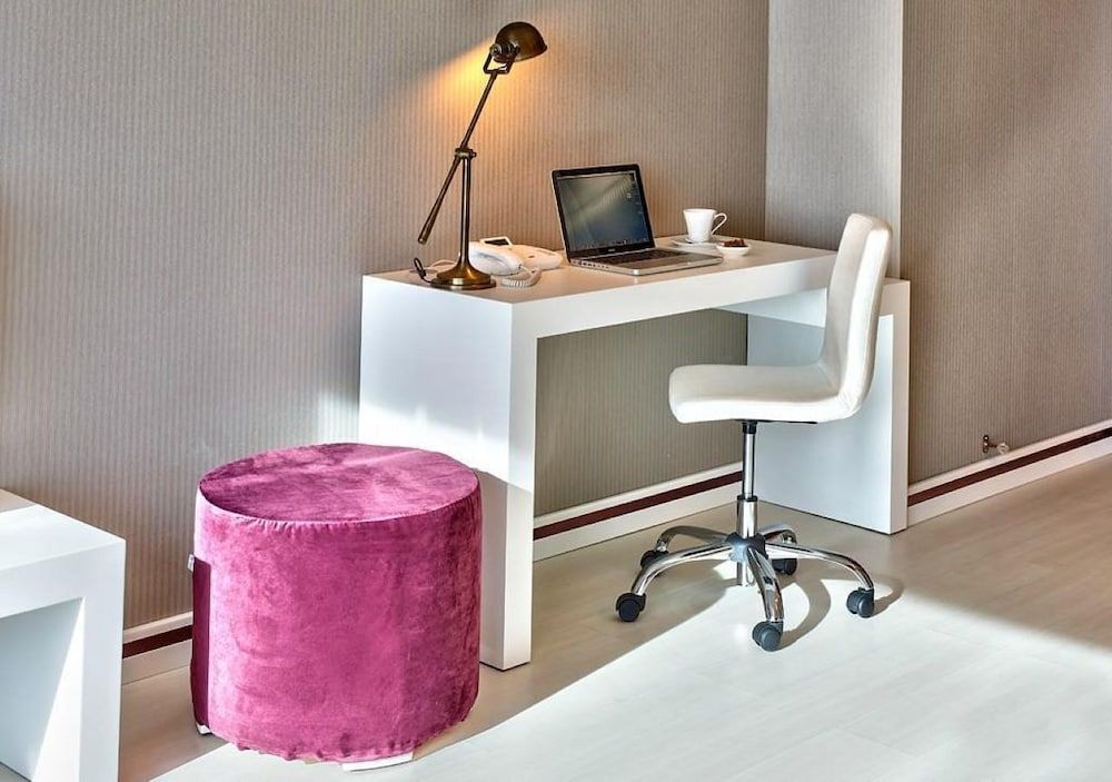 Flora Apartments by Sevent Business Suite 8