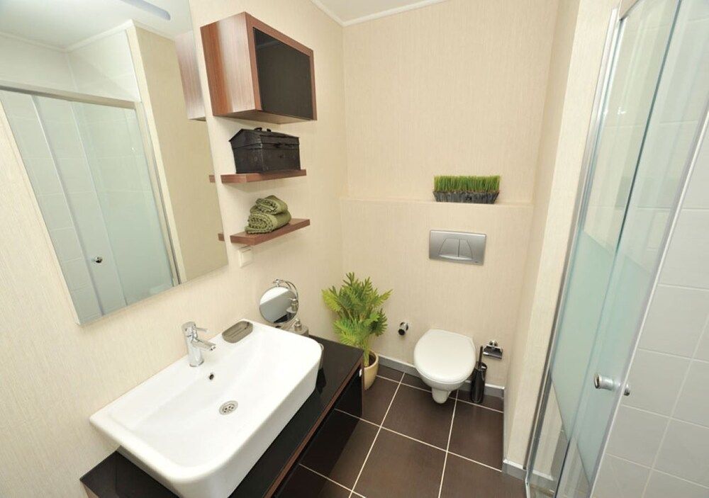 Flora Apartments by Sevent Business Suite 12