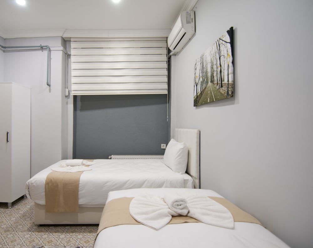 Istanbul Palace Hotel Economy Double Room without Window 9