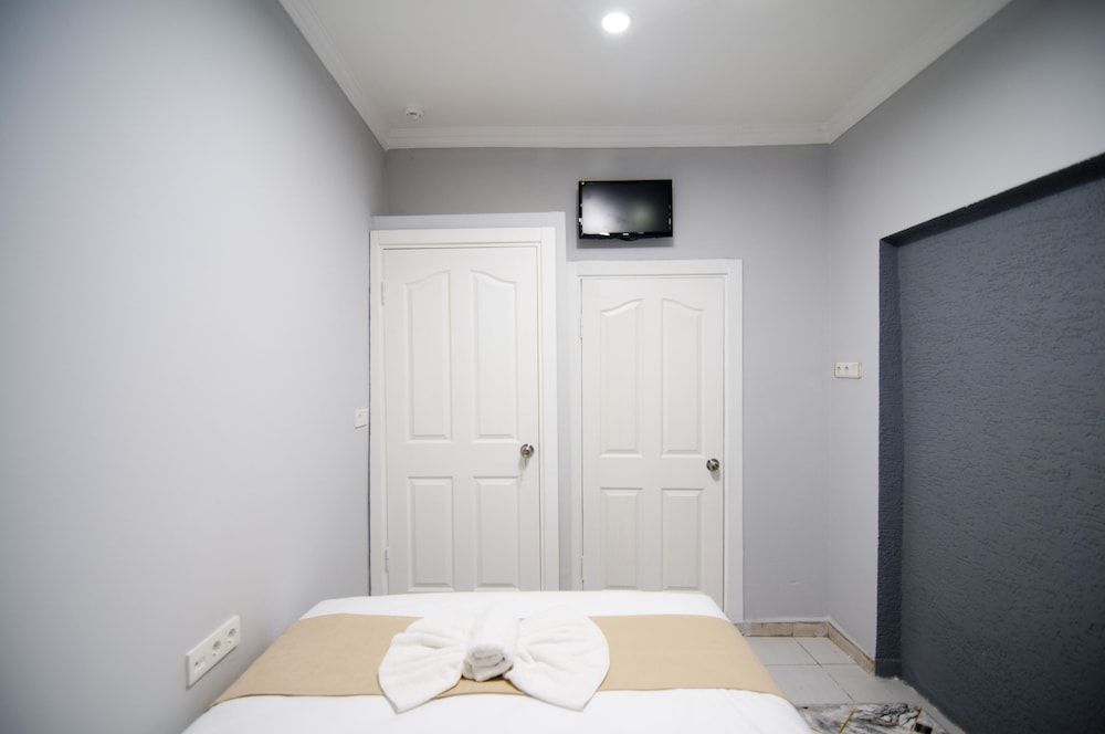 Istanbul Palace Hotel Economy Double Room without Window 16