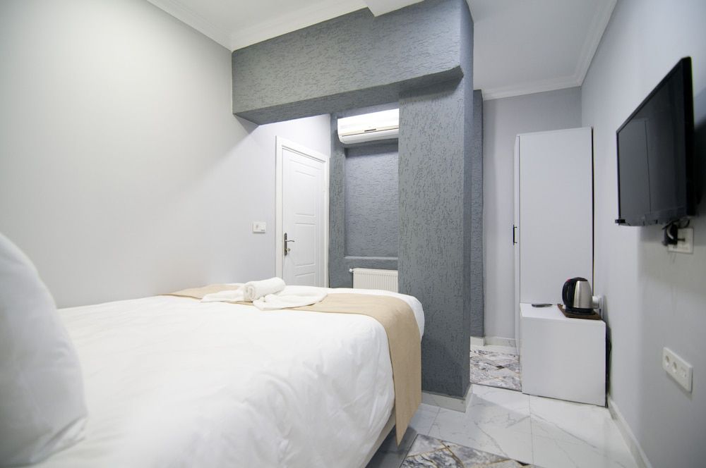 Istanbul Palace Hotel Economy Double Room without Window 20