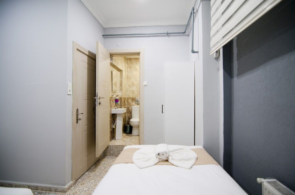 Istanbul Palace Hotel Economy Double Room without Window 21