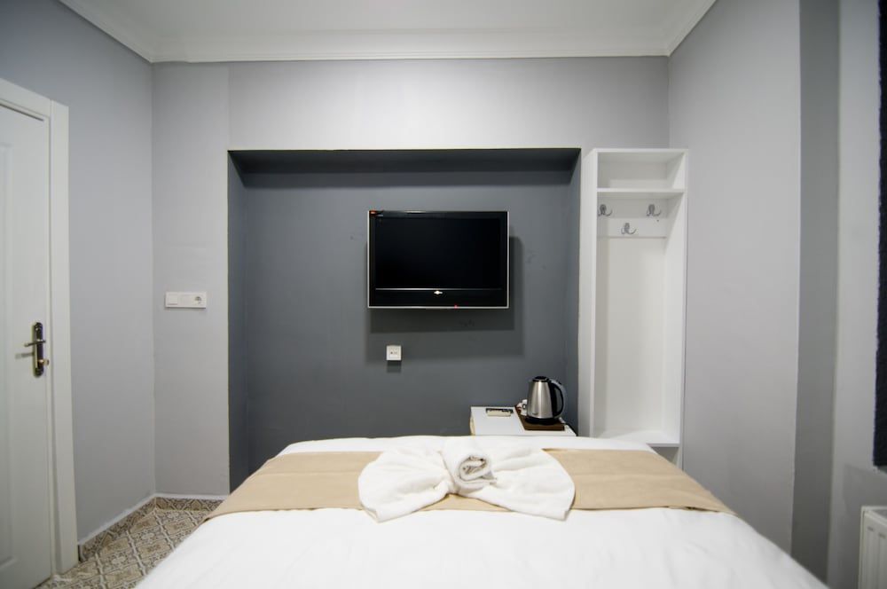 Istanbul Palace Hotel Economy Double Room without Window 17