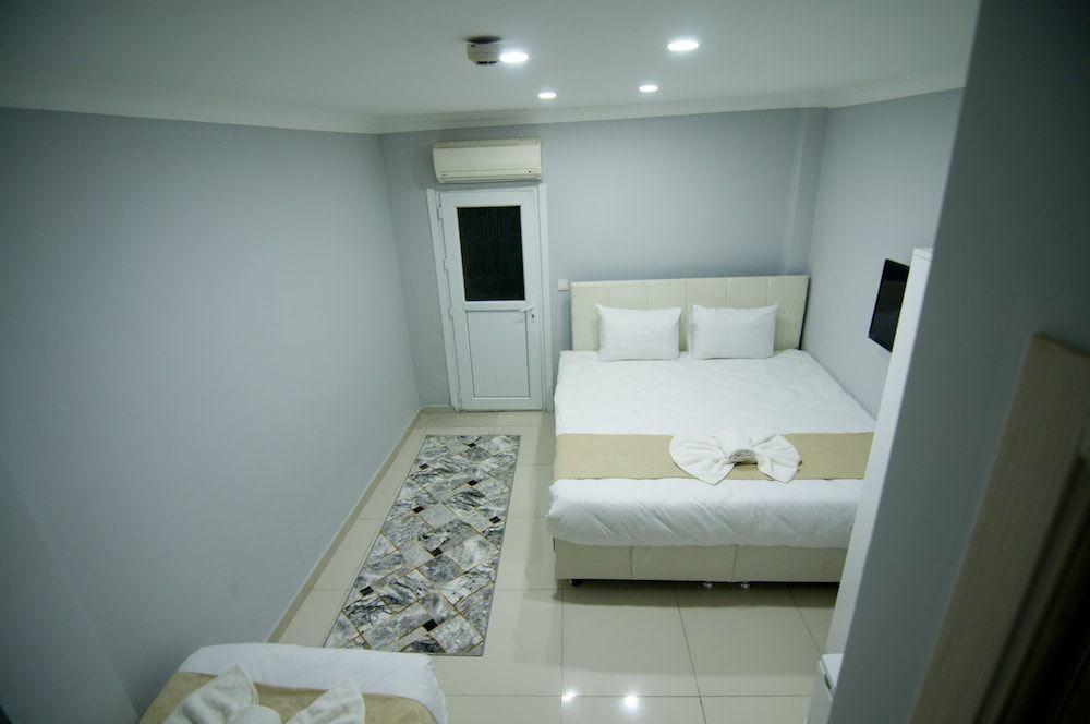 Istanbul Palace Hotel Economy Double Room without Window 8