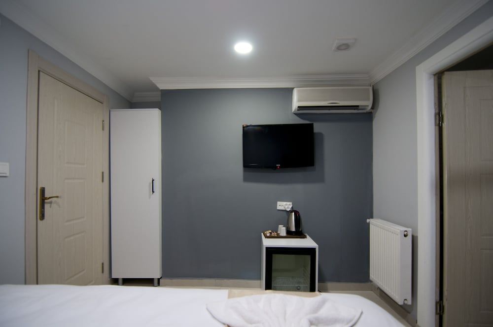 Istanbul Palace Hotel Economy Double Room without Window 15