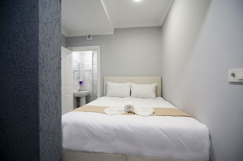 Istanbul Palace Hotel Economy Double Room without Window 3