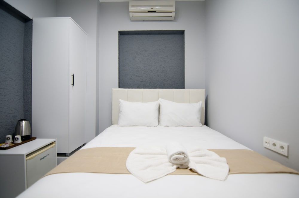 Istanbul Palace Hotel Economy Double Room without Window 4