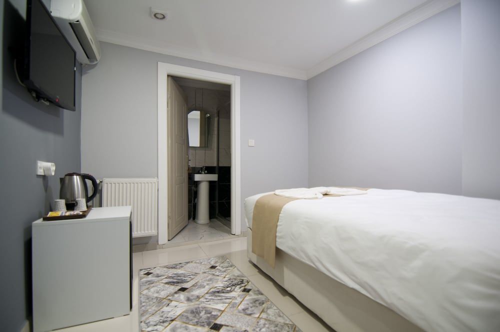 Istanbul Palace Hotel Economy Double Room without Window 14