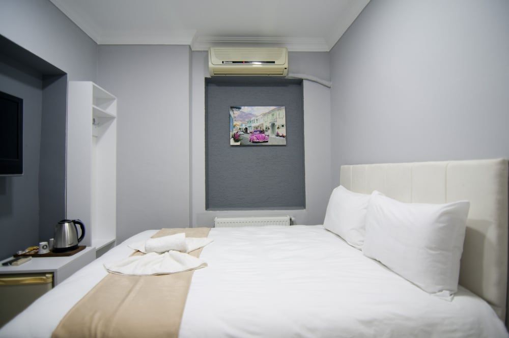 Istanbul Palace Hotel Economy Double Room without Window 5