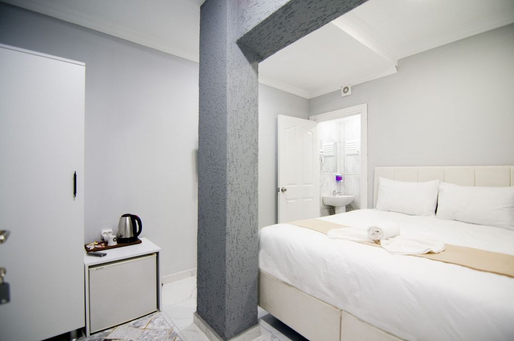 Istanbul Palace Hotel Economy Double Room without Window 18