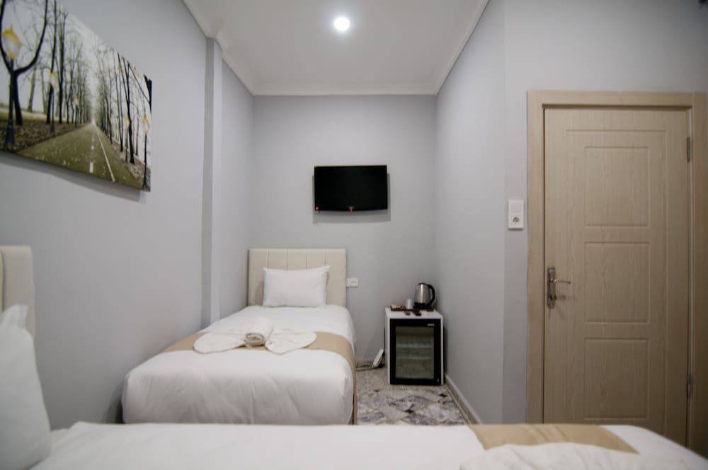 Istanbul Palace Hotel Economy Double Room without Window 10