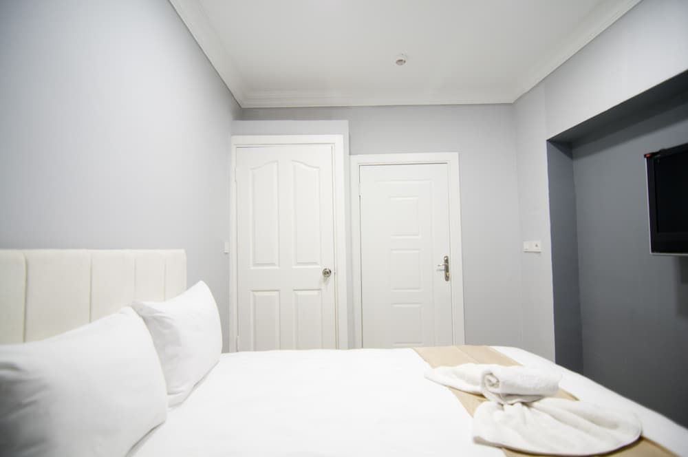 Istanbul Palace Hotel Economy Double Room without Window 6